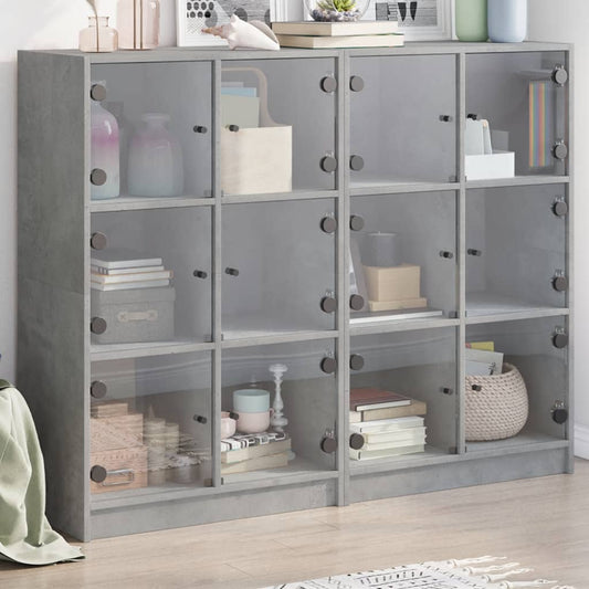 Boekenkast met deuren 136x37x109 cm bewerkt hout betongrijs is nu te koop bij PeponiXL, paradijselijk wonen!