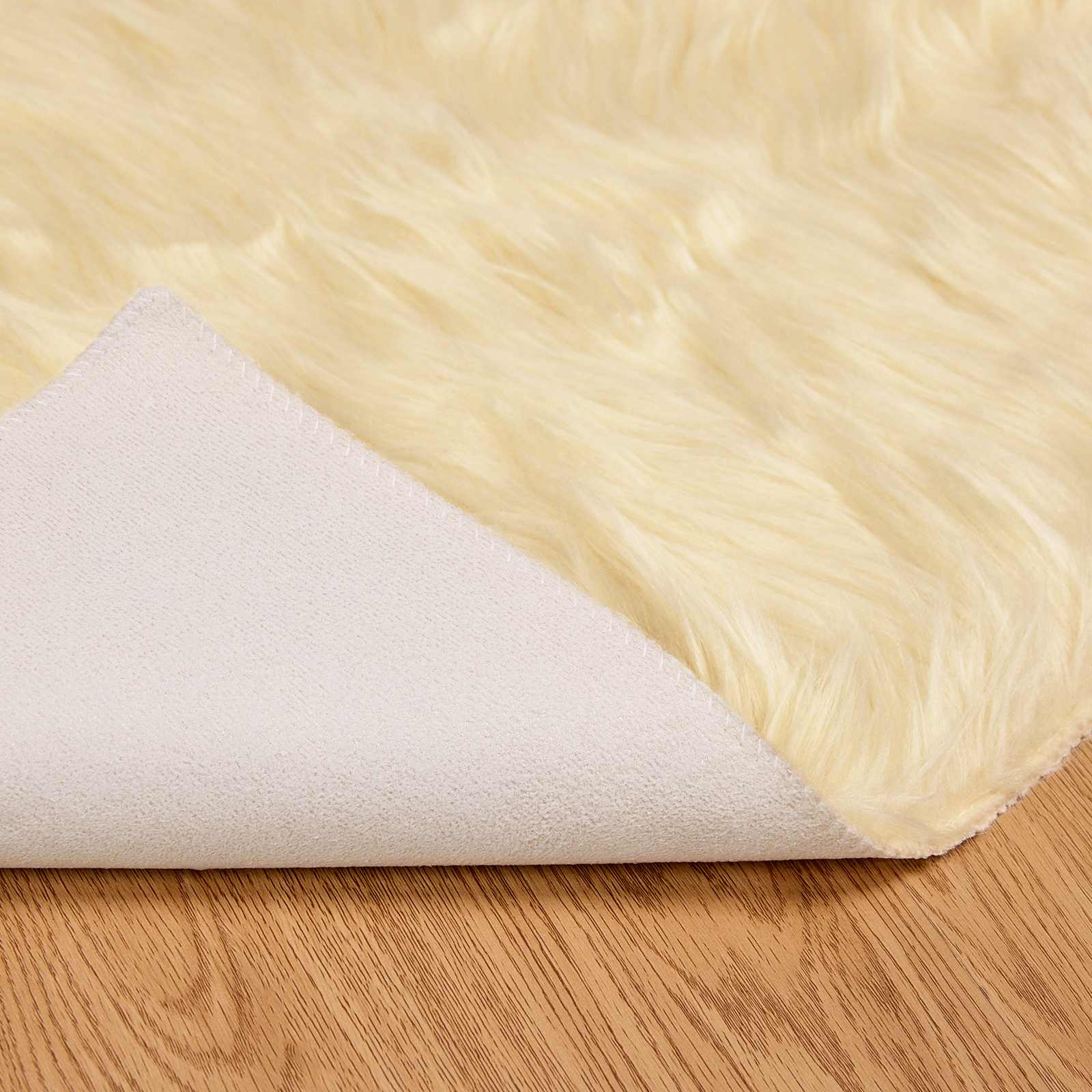 Nep Schapenvacht Tapijt Tafalla Crème 80 x 150 cm Polyester is nu te koop bij PeponiXL, paradijselijk wonen!