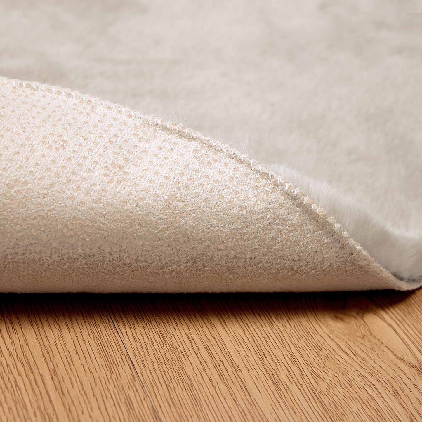 Antislip vloerkleed van imitatie konijnenbont OLITE Beige is nu te koop bij PeponiXL, paradijselijk wonen!