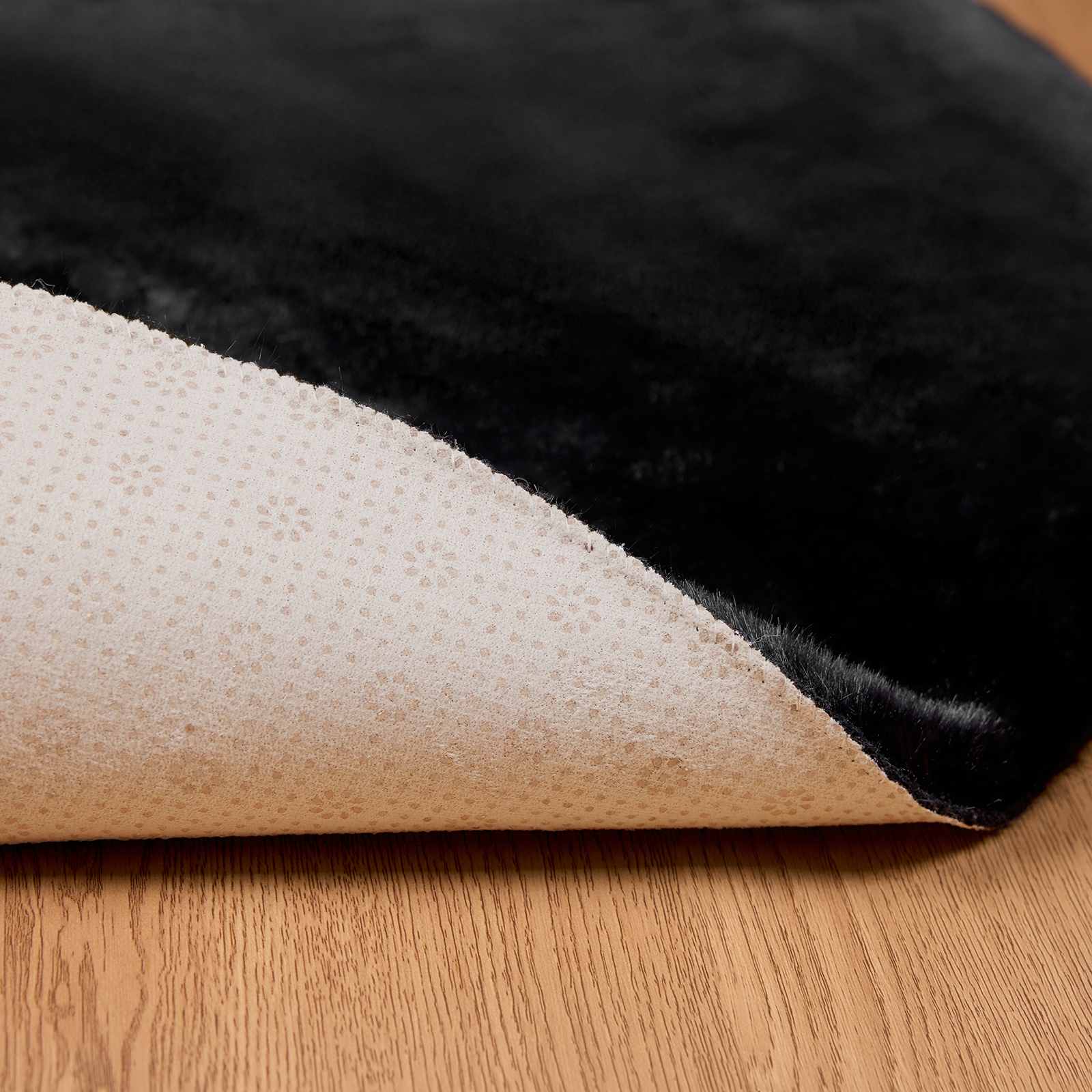 Antislip neplederen konijnenbont vloerkleed Olite Zwart is nu te koop bij PeponiXL, paradijselijk wonen!