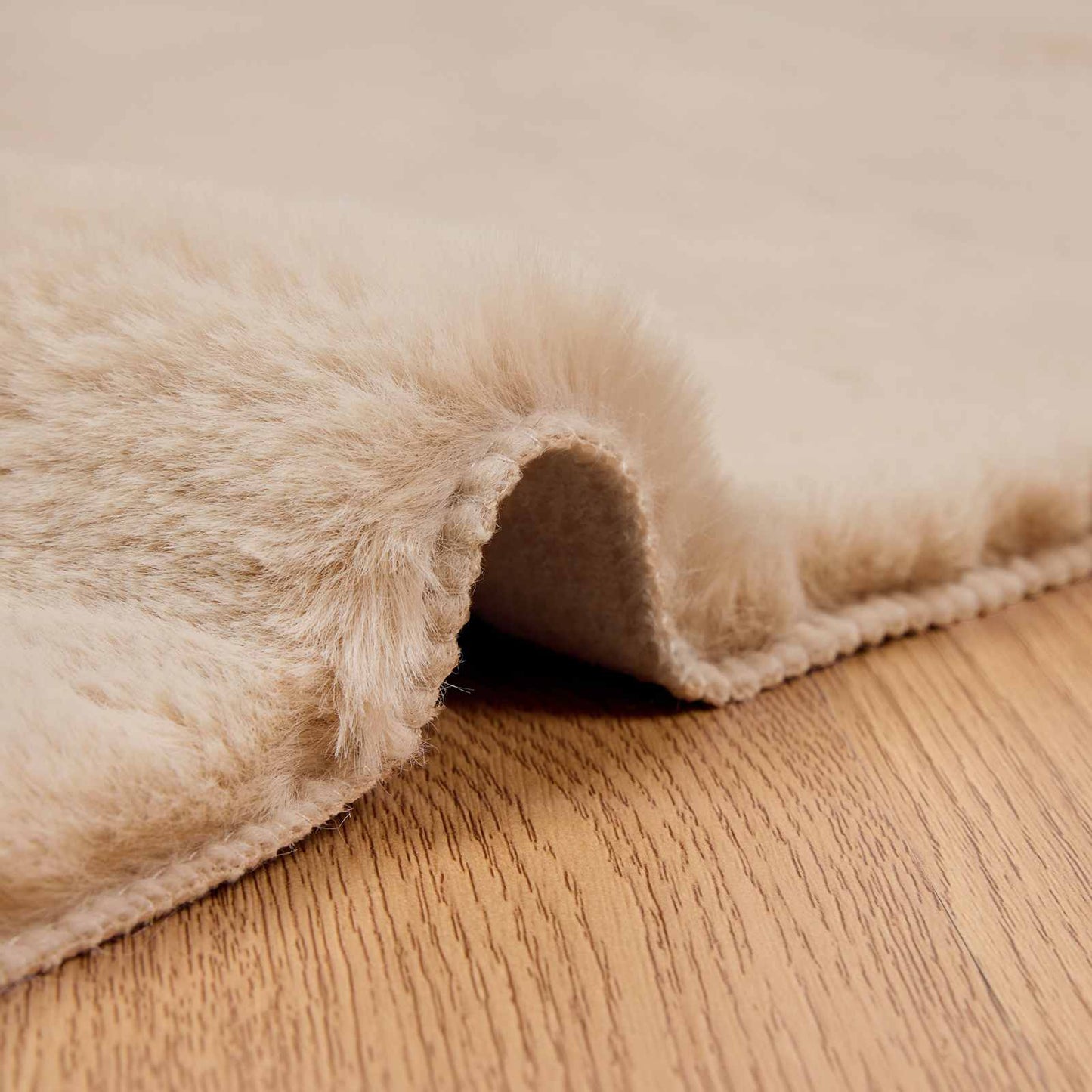 Antislip vloerkleed van imitatie konijnenbont OLITE Taupe is nu te koop bij PeponiXL, paradijselijk wonen!