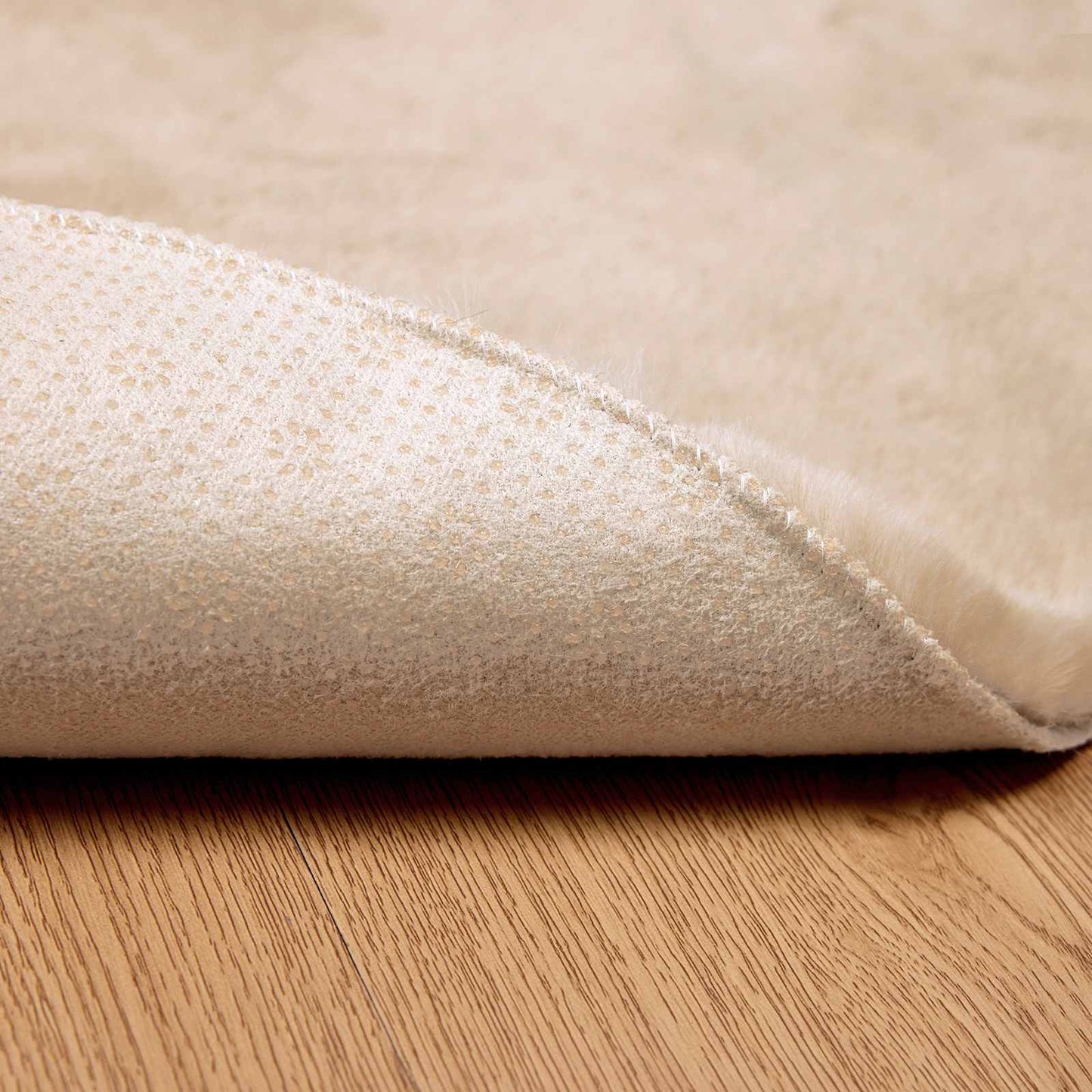 Antislip vloerkleed van imitatie konijnenbont OLITE Taupe is nu te koop bij PeponiXL, paradijselijk wonen!